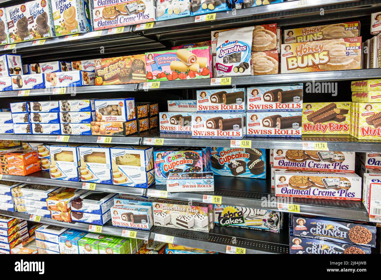 Miami Florida, Walmart, Innenausverkauf Regal Regale, Junk-Food Desserts Süßigkeiten Kuchen Little Debbie Entemann's Stockfoto