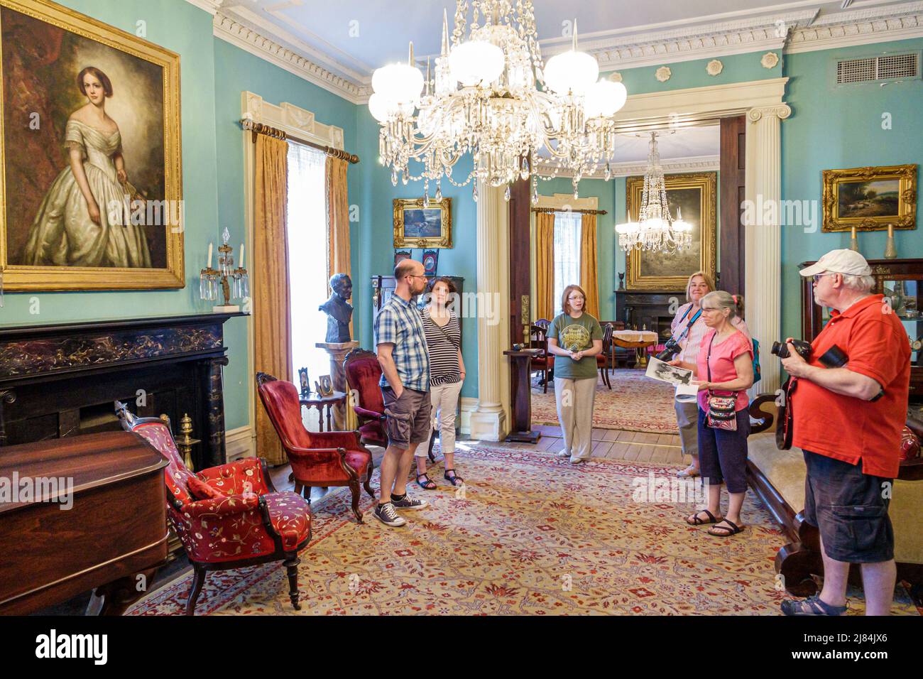 Savannah Georgia, Juliette Gordon Low Historic District, Hausmuseum, Innenführung, Malerei Portrait Wohnzimmer Männer Frauen Besucher Stockfoto