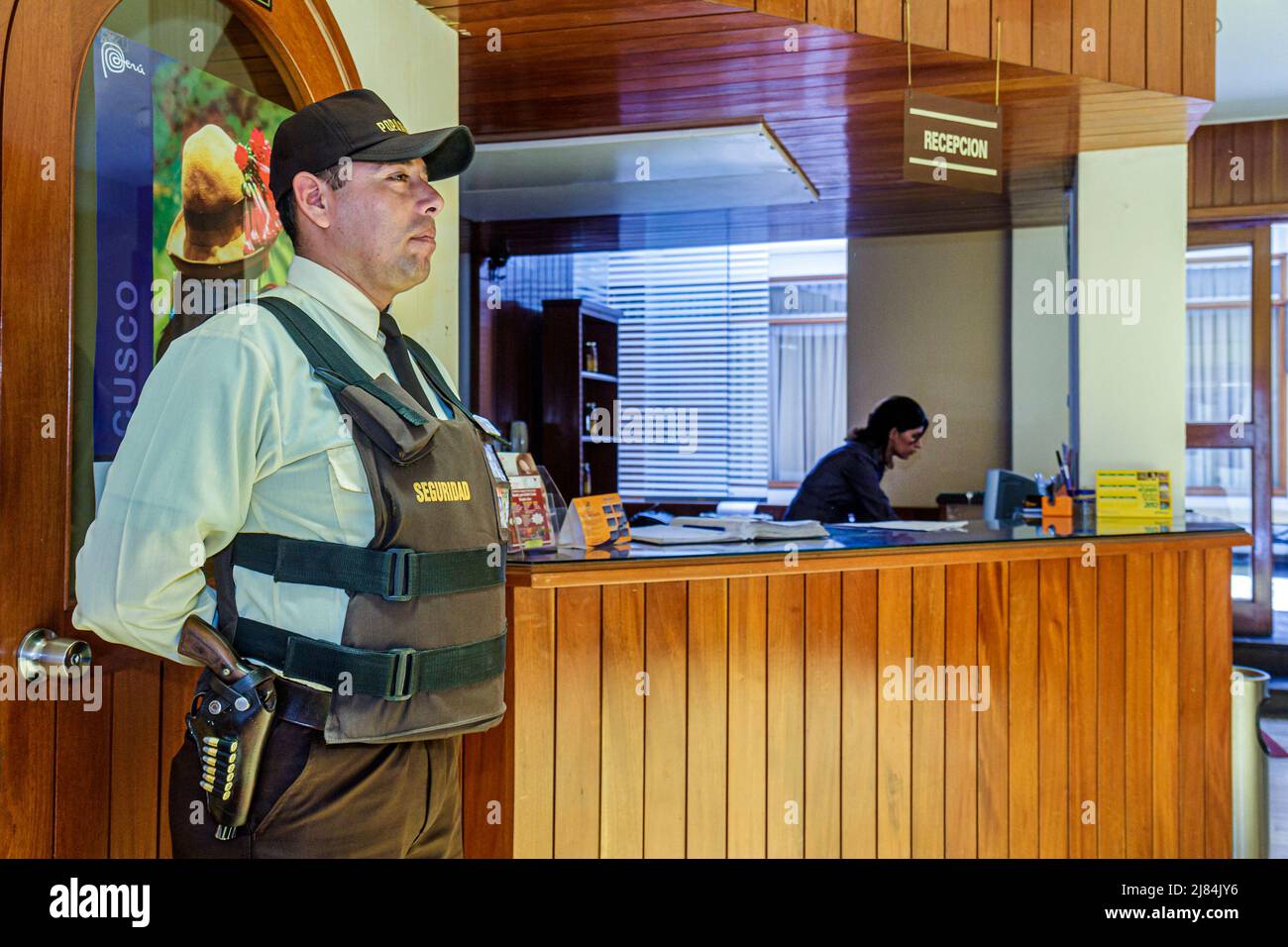 Tacna Peru, Calle Hipólito Unanue, Hotel El Meson Rezeption Check-in Rezeption Reservierung Unterkunft, Hispanic Mann männliche Sicherheitsgewehr, bewaffnete Uniform Stockfoto