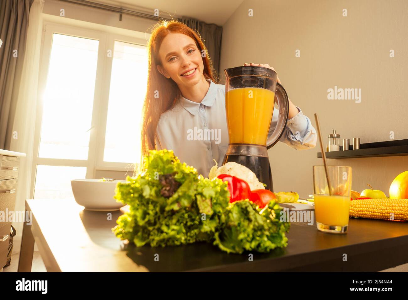 Rothaarige Ingwer Schwangeren Frau Shake Smoothies Obst in Blended.Eco friendly Lifestyle:Einsatz wiederverwendbaren Schlauch Stockfoto