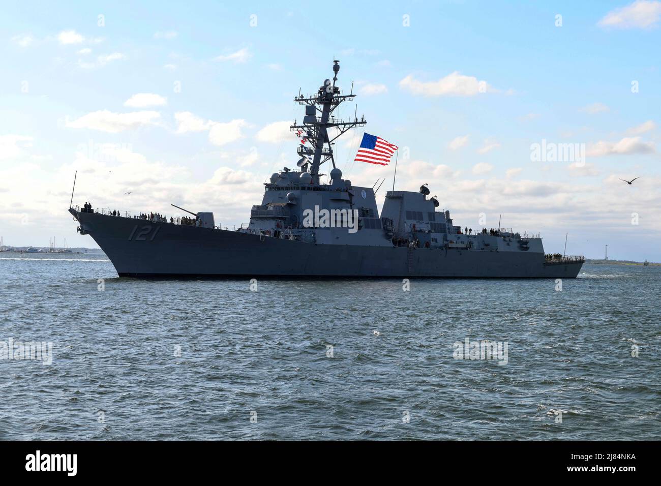 Der Zerstörer der Arleigh Burke-Klasse USS Frank E. Petersen Jr. (DDG 121) kommt in Charleston, S.C., zur Inbetriebnahme am 9. Mai 2022 an. Das Schiff ist zu Ehren des Generalleutnants des Marine Corps benannt, der der erste African-American Marine Corps Flieger und Marine Corps General Officer war. Nach 38 Dienstjahren zog er sich 1988 aus dem Marine Corps zurück. (USA Navy Foto von Mass Communication Specialist 1. Brian M. Wilbur/veröffentlicht) Stockfoto