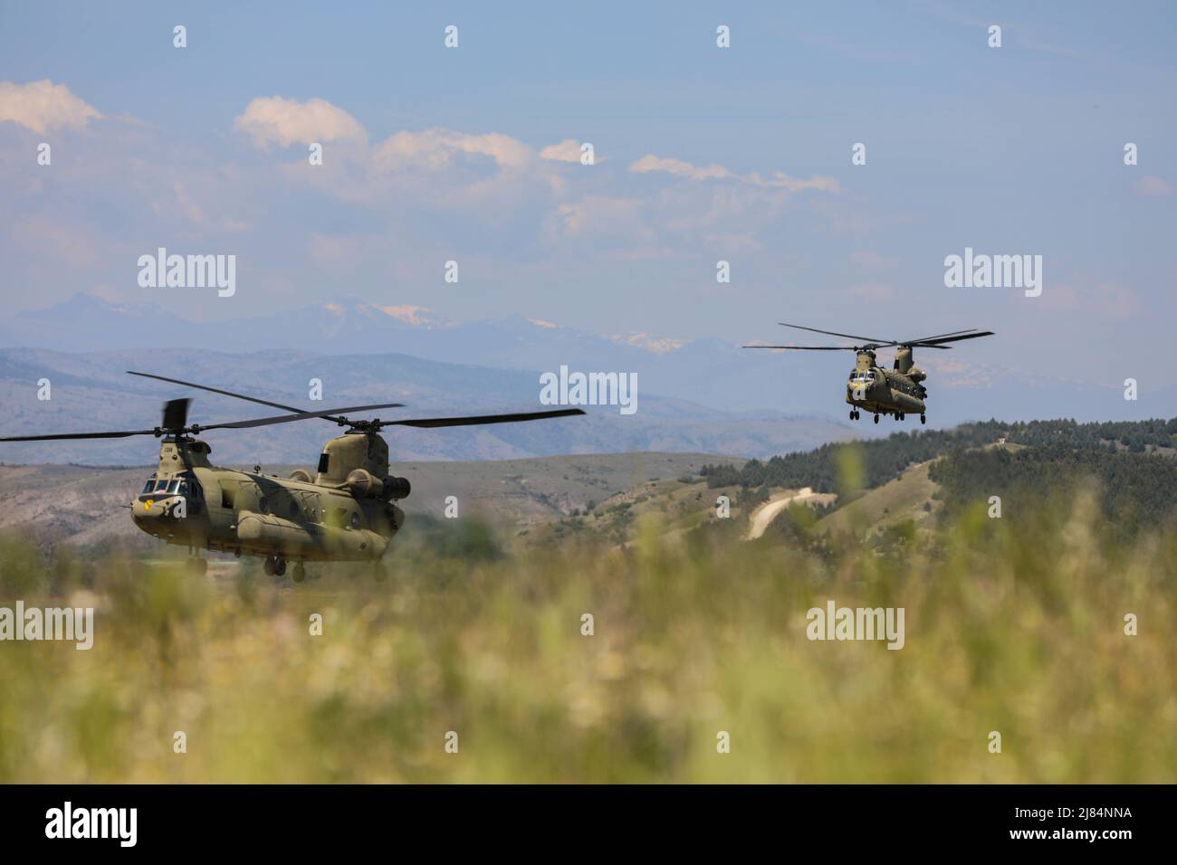 US- und NATO-Verbündete nutzten CH-47 Chinooks der Luftkavallerie-Brigade 1., um Luftangriff-Operationen für den DV-Day während der Übung Swift Response am 12. Mai 2022 im Krivolak Training Area, Nord-Mazedonien, durchzuführen. Ziel dieser Übung ist es, glaubwürdige Streitkräfte in Europa und Afrika im Kampf vorzustellen und die Bereitschaft durch den Aufbau einer Interoperabilität mit Alliierten und Partnern in der Luft und die Integration einer gemeinsamen Servicepartnerschaft zu verbessern. (USA Foto der Armee von Staff Sgt. Malcolm Cohens-Ashley, 40. Public Affairs Detachment.) Stockfoto