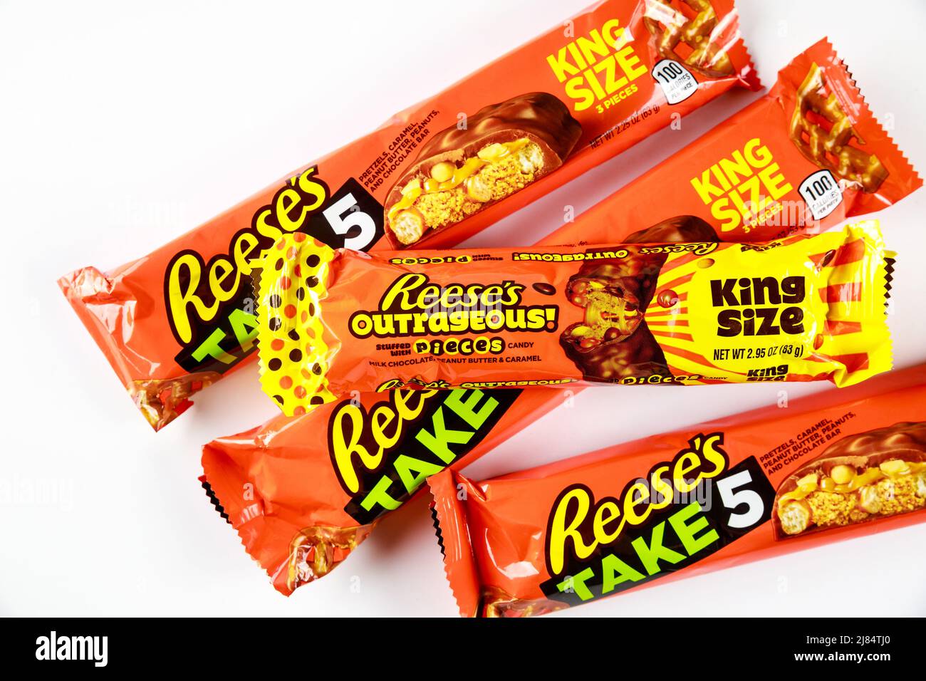 Reeses Milchschokolade mit Süßigkeiten und Karamell auf weißem Hintergrund isoliert. Stockfoto