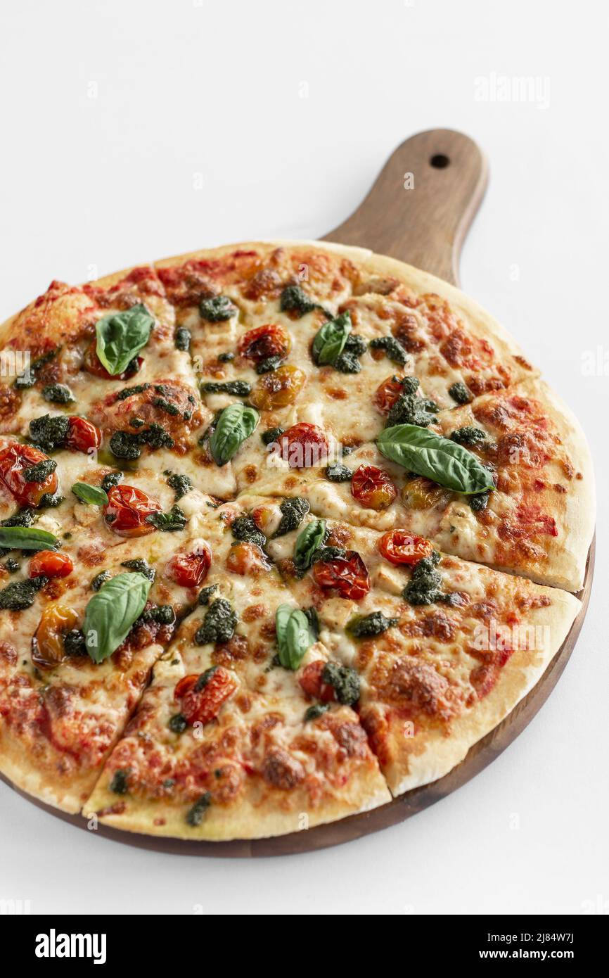 Gemischte Bio-Gemüse vegetarische Pizza auf weißem Hintergrund Stockfoto