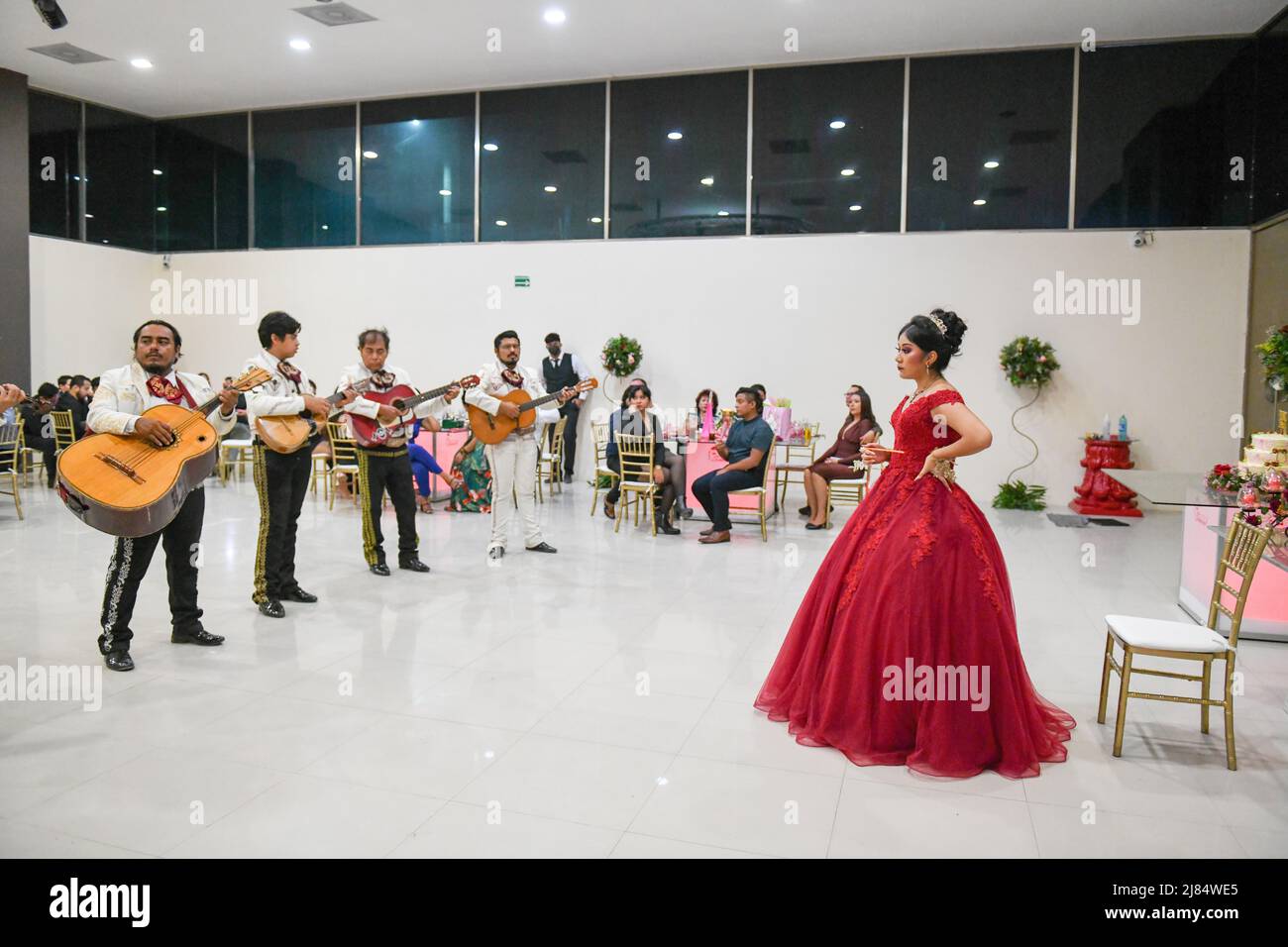 Mariachis feiern den Quinceañera des 15.. Geburtstages eines mexikanischen Mädchens. Dieser besondere Anlass wird von Mädchen in ganz Lateinamerika / Campeche, Mexiko, gefeiert Stockfoto