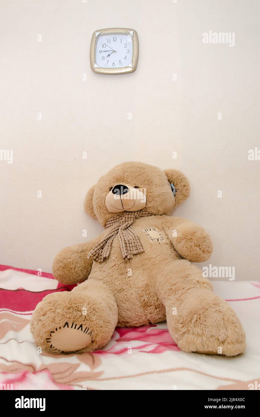 Einsamer Teddybär sitzt auf dem Bett Stockfoto