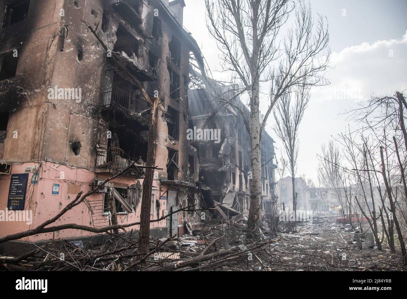 Mariupol, Ukraine. 15. April 2022. Die Wohngebäude in Mariupol werden durch den intensiven Artilleriebeschuss der russischen Streitkräfte beschädigt. Der Kampf zwischen den russisch-prorussischen Streitkräften und den vom Asow-Bataillon angeführten trotzenden ukrainischen Streitkräften dauert in der Hafenstadt Mariupol an. (Foto: Maximilian Clarke/SOPA Images/Sipa USA) Quelle: SIPA USA/Alamy Live News Stockfoto