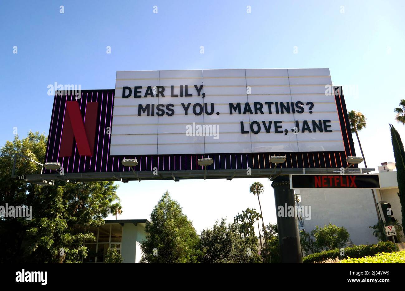 Los Angeles, California, USA 12. May 2022 Eine allgemeine Sicht der Atmosphäre der Liebe Lily Miss You Martinis? Liebe Jane Netflix Grace und Frankie Billboard am 12. Mai 2022 in Los Angeles, Kalifornien, USA. Foto von Barry King/Alamy Stockfoto Stockfoto