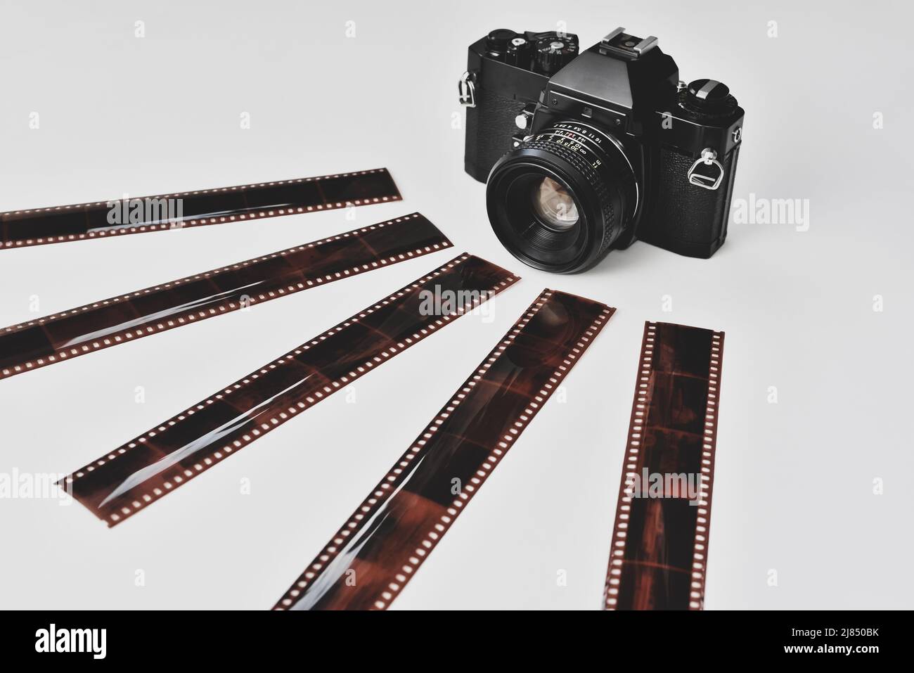 Analoge Vintage-Filmkamera und Filmnegative Stockfoto