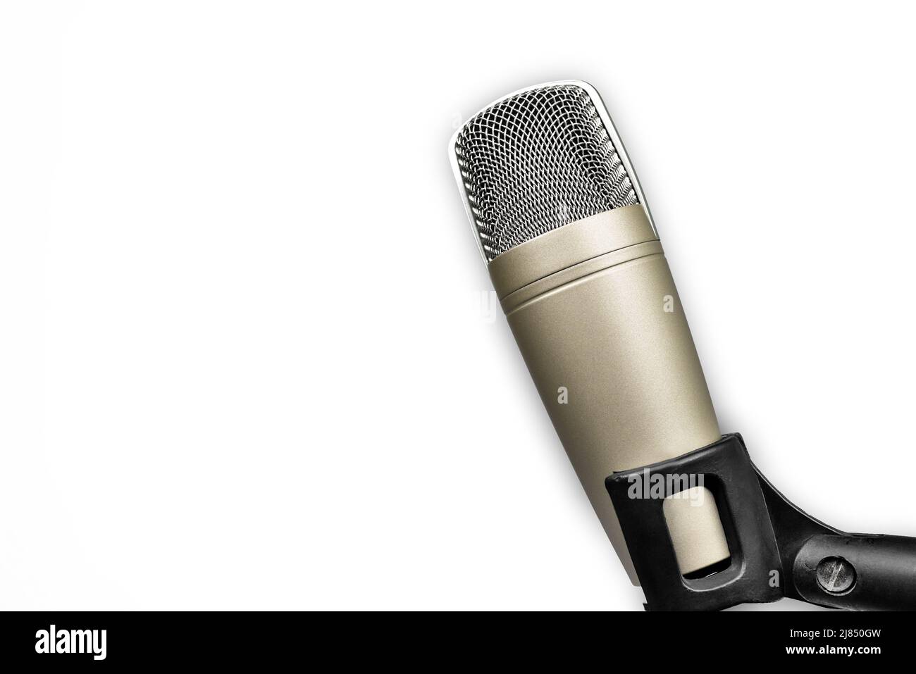 Professionelles Studio-Kondensatormikrofon für Sprachaufnahmen auf weißem Hintergrund. Stockfoto