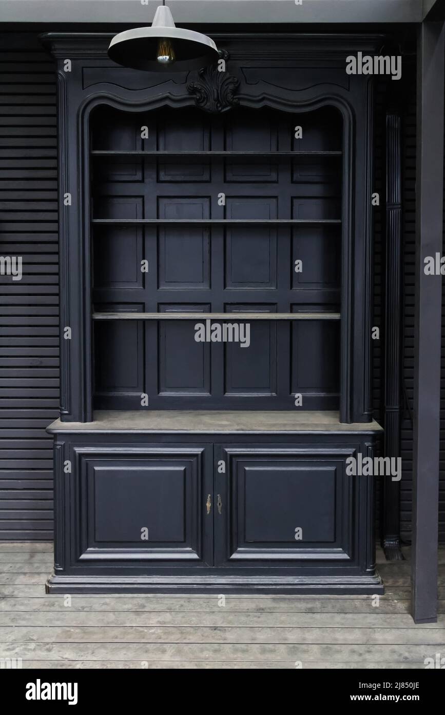 Vintage klassisches schwarzes Sideboard mit offener Hutch im Bauernhausstil Stockfoto