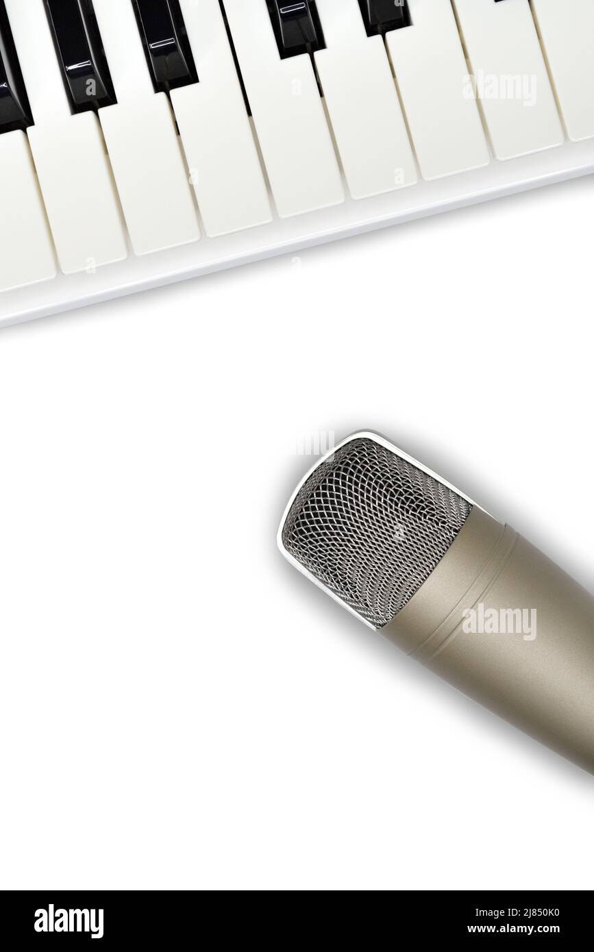 Draufsicht auf professionelles Studiomikrofon und Synthesizer-Keyboard auf weißem Hintergrund. Stockfoto