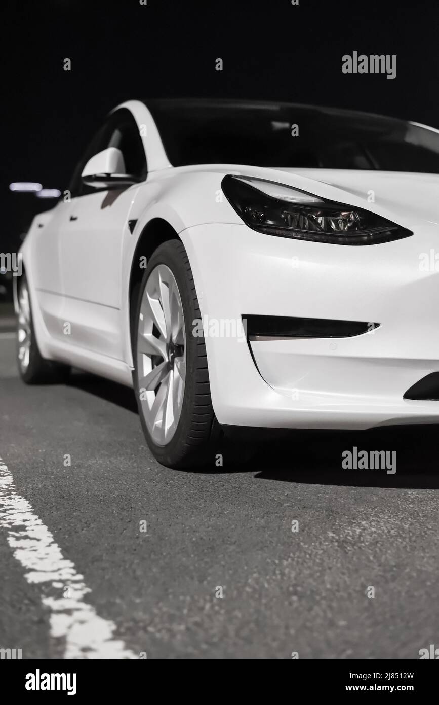 Vorderansicht des Tesla-Elektroautos. Design, Äußeres und Aussehen des weißen Elektroautos des Automobilkonzerns Tesla Motors Stockfoto