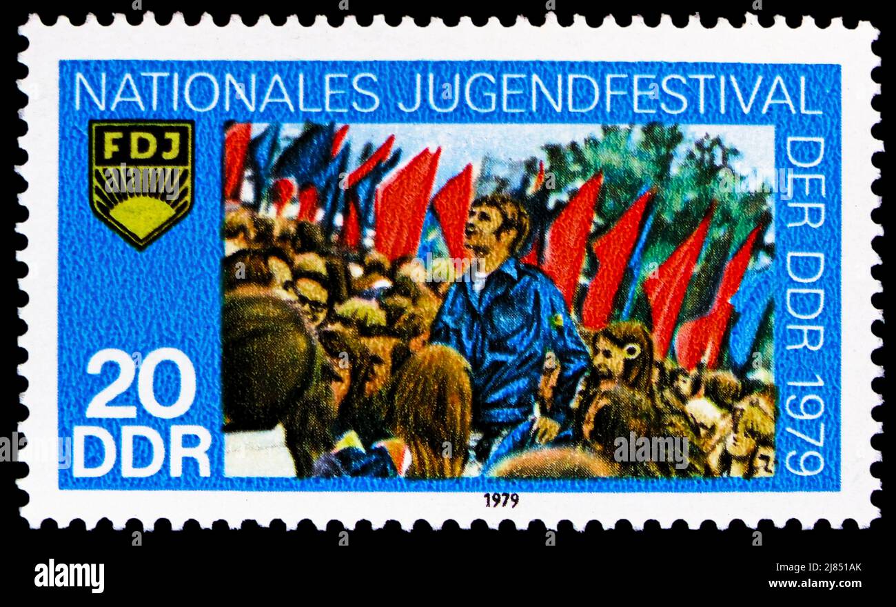 MOSKAU, RUSSLAND - 10. APRIL 2022: In Deutschland gedruckte Briefmarke zeigt Rallye des FDJ, Nationales Jugendfestival, Berlin-Serie, um 1979 Stockfoto