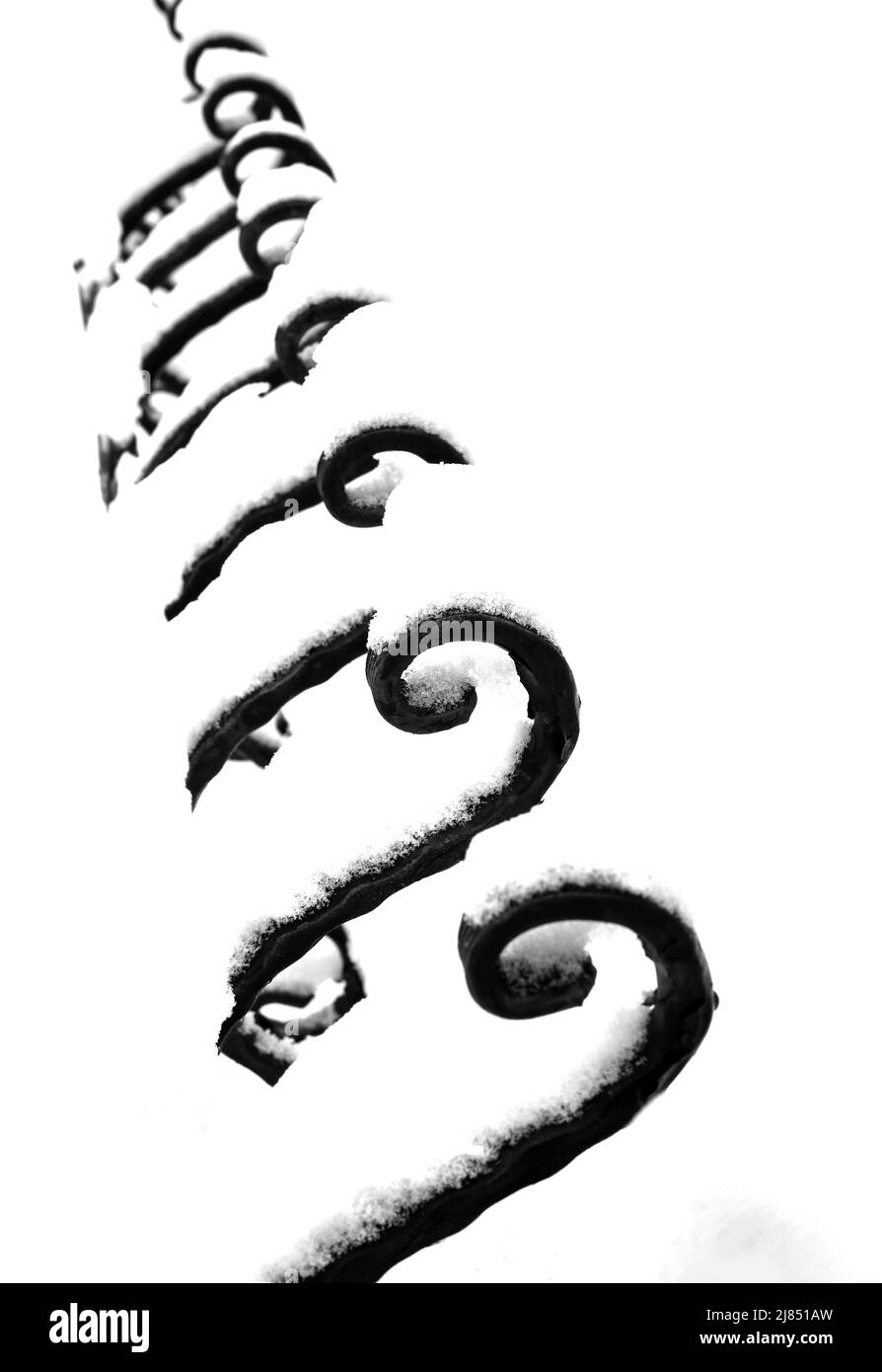 Eisenzaun mit Schnee bedeckt Stockfoto