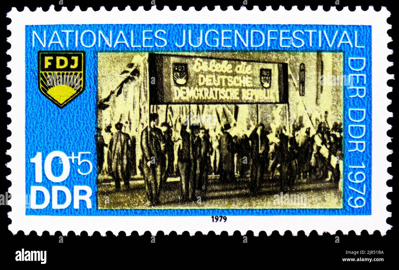 MOSKAU, RUSSLAND - 10. APRIL 2022: Die in Deutschland gedruckte Briefmarke zeigt die Fackelparade des FDJ, 1949, Nationales Jugendfestival, Berlin-Serie, Cir Stockfoto