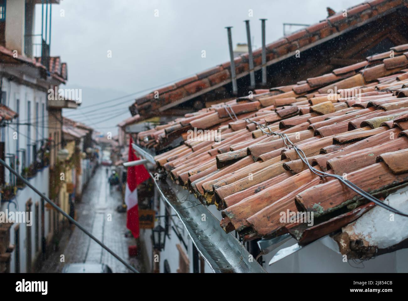 Regentag in Cusco, Peru mit Fokus auf Vorderdach Stockfoto