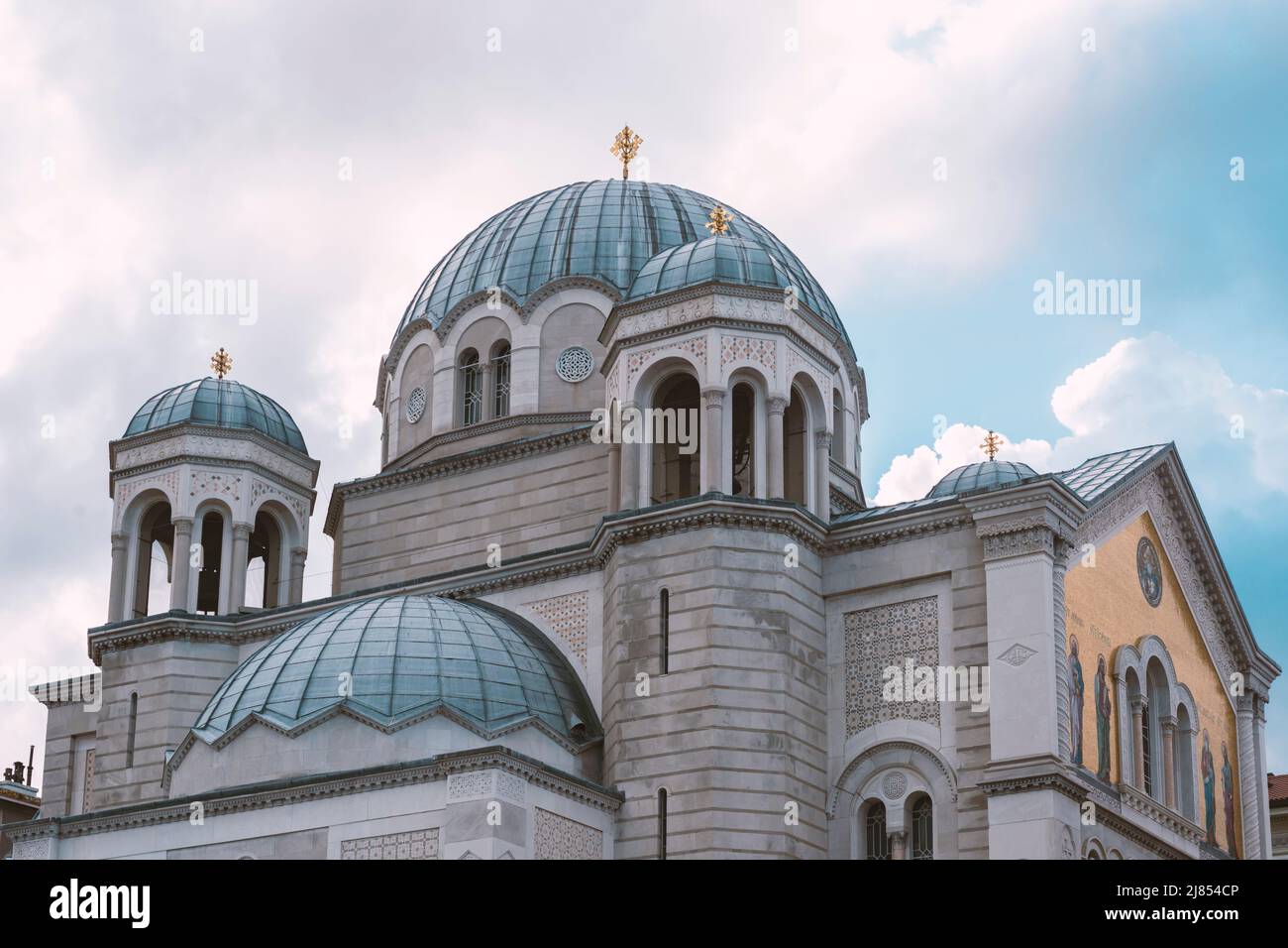 Oberes Fragment des weißen Steingebäudes der berühmten Kirche Saint Spyridon in Triest, Italien Stockfoto