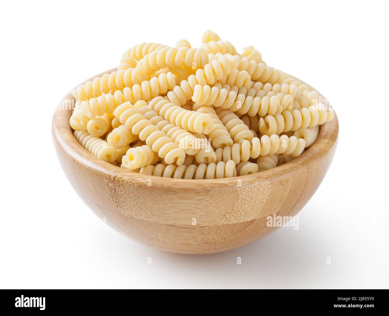 Ungekochte Fusilli corti bucati Pasta in Holzschale isoliert auf Weißer Hintergrund mit Beschneidungspfad Stockfoto