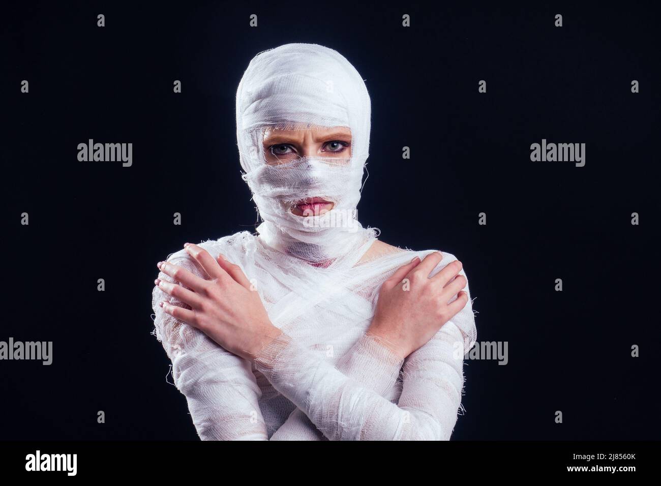 Glamouröse Mama Frau in Verbänden auf ihrem ganzen Körper Studio schwarzen Hintergrund Stockfoto