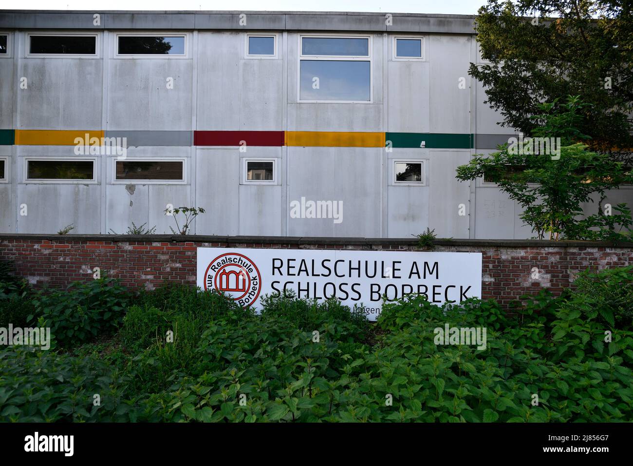 Essen, Deutschland. 13.. Mai 2022. Blick auf die Realschule am Schloss Borbeck, wo Studenten heute mit Psychologen über die Vorfälle diskutieren werden, nachdem die Polizei gestern einen Angriff auf die Schule vereitelt hatte. Der mutmaßliche 16-jährige Student soll heute vor den Richter gebracht werden. Quelle: Roberto Pfeil/dpa/Alamy Live News Stockfoto