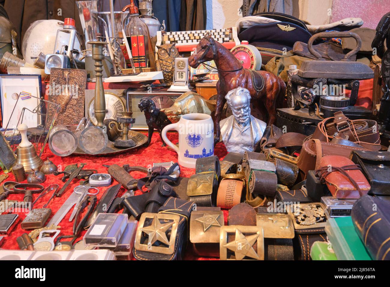 Eine Tabelle mit alten sowjetischen Artefakten, einschließlich alter Armeegürtelschnallen. Auf dem Markt von Yangiobod Bozor in Taschkent, Usbekistan. Stockfoto