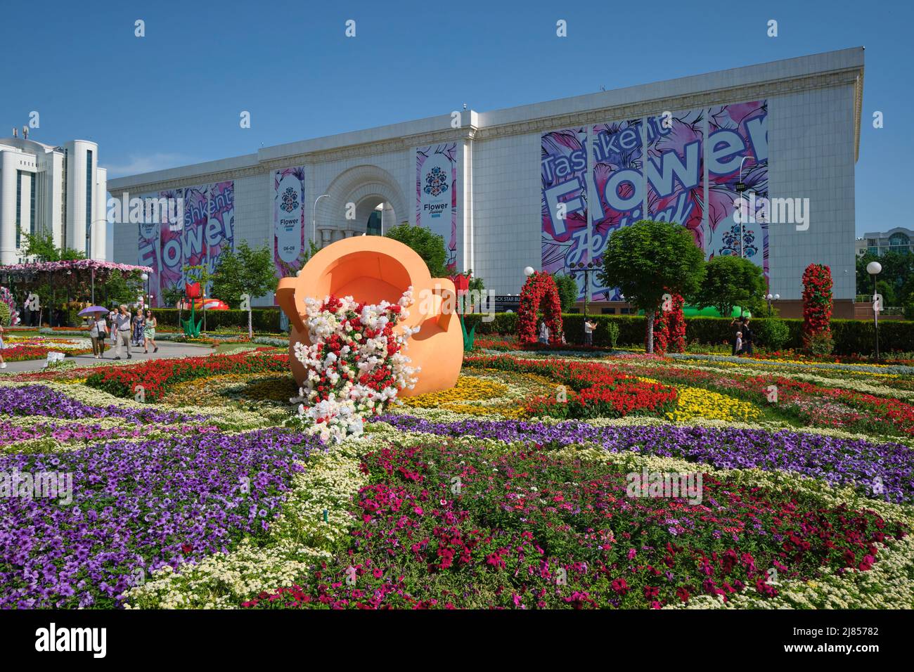 Eine der großen Displays mit einem überlaufenen Schiff vor dem Gebäude der Staatsbibliothek. Beim Blumenfest 2022 vor der Staatsbibliothek Stockfoto