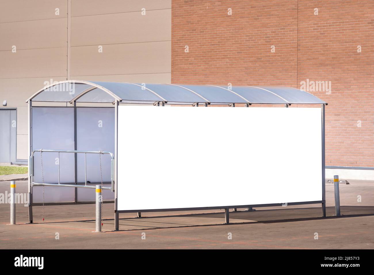 Mock-up. Einkaufswagen zurück Punkt auf einem Parkplatz in der Nähe von Supermarkt Stockfoto