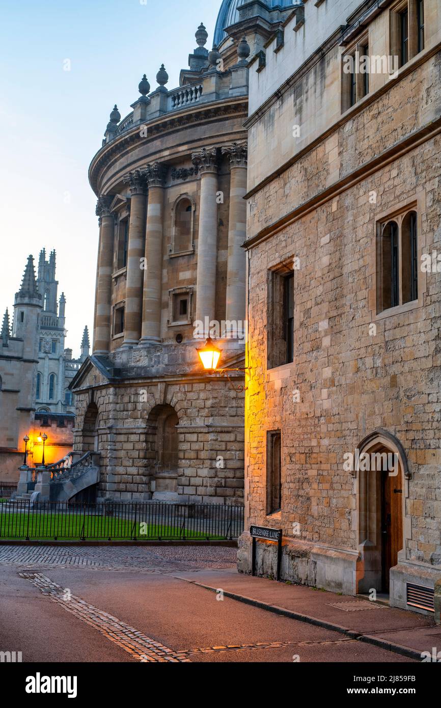 Brasenose Lane und die Radcliffe Kamera kurz vor Sonnenaufgang. Oxford, Oxfordshire, England Stockfoto