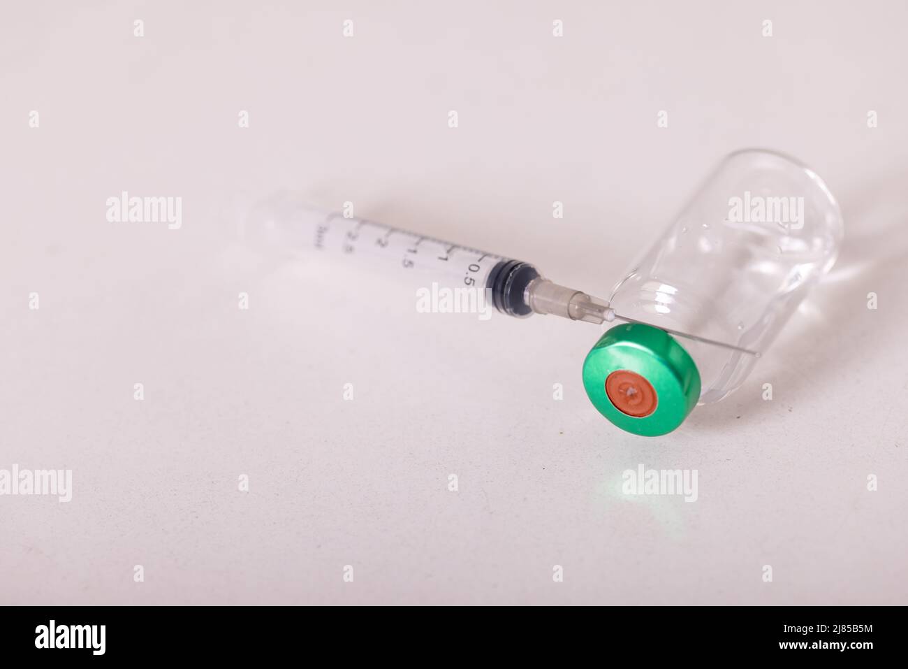 Hochwinkelansicht der Spritze mit Fläschchen isoliert vor weißem Hintergrund, Kopierraum Stockfoto