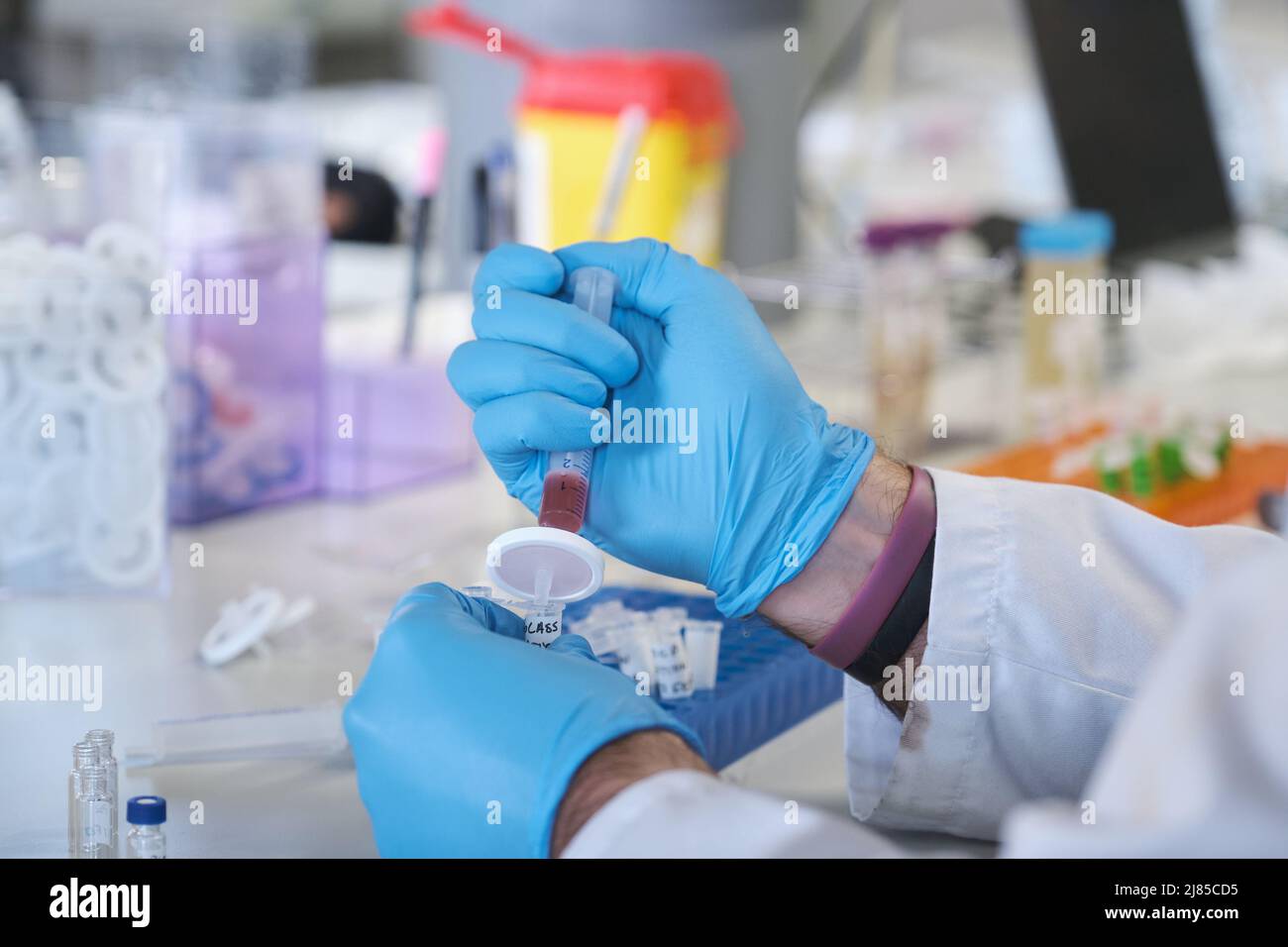 Wissenschaftler in der weißen Laborschicht Filterprobe im chemischen Labor. Stockfoto