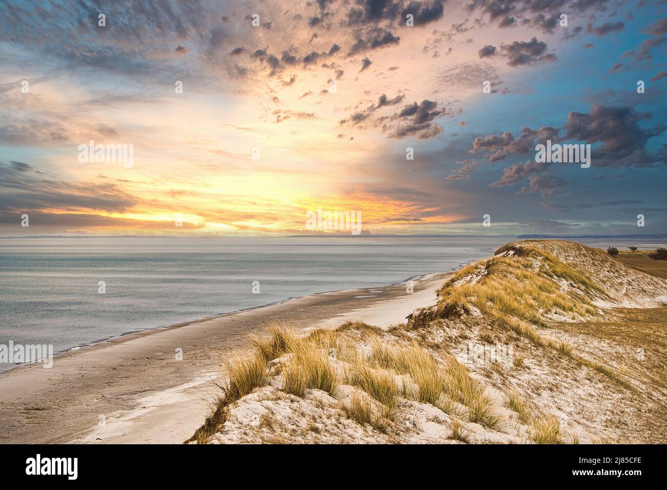 Dramatischer Sonnenuntergang an der hohen Düne auf dem darss. Aussichtspunkt im Nationalpark. Strand, Ostsee, Himmel und Meer. Natur in Deutschland aufgenommen Stockfoto