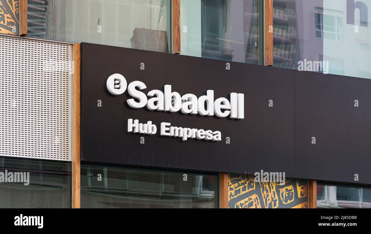 VALENCIA, SPANIEN - 05. MAI 2022: Banco Sabadell ist ein spanisches Investmentbank- und Finanzdienstleistungsunternehmen Stockfoto
