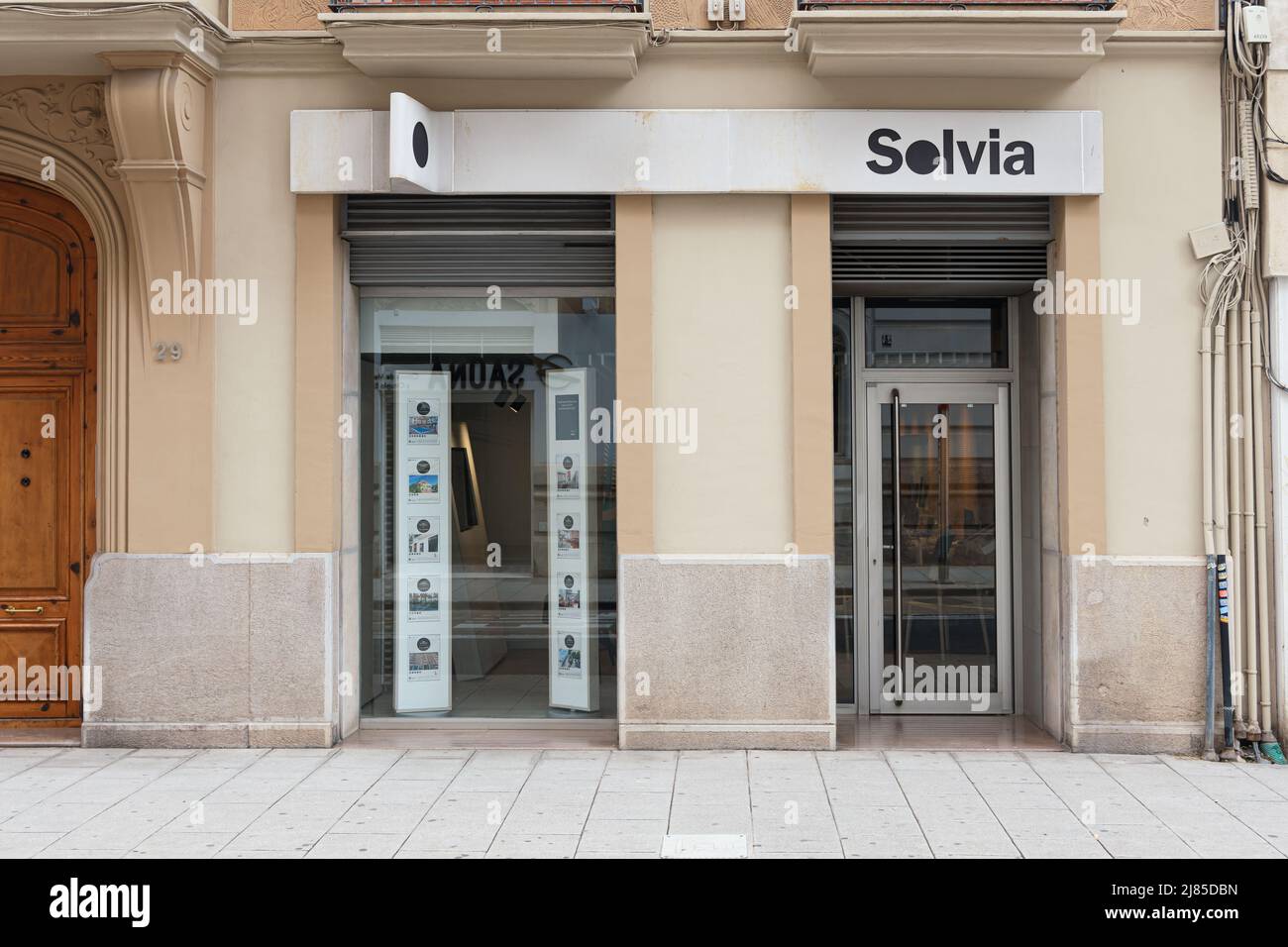 VALENCIA, SPANIEN - 05. MAI 2022: Solvia ist ein spanisches Unternehmen, das sich der Immobilienbranche widmet Stockfoto