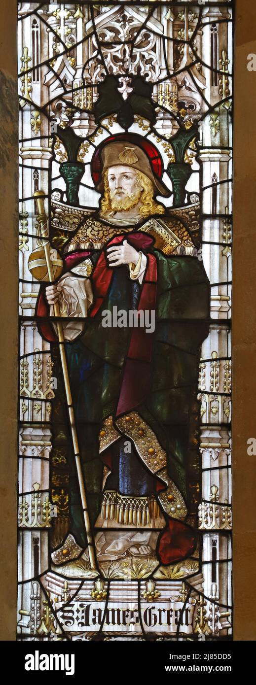 Buntglasfenster von Percy Bacon & Brothers, die St. James den Großen als Pilger darstellen, All Saints Church, Evesham Stockfoto