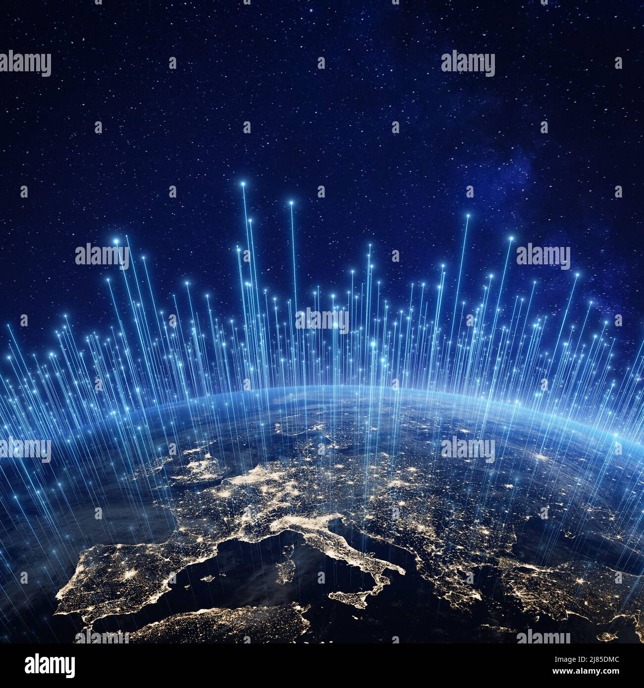 Globales Kommunikationsnetzwerk über Europa aus dem All. Internet-Mobilfunkverbindung und Satellitentechniktechnologie auf der ganzen Welt. Stockfoto
