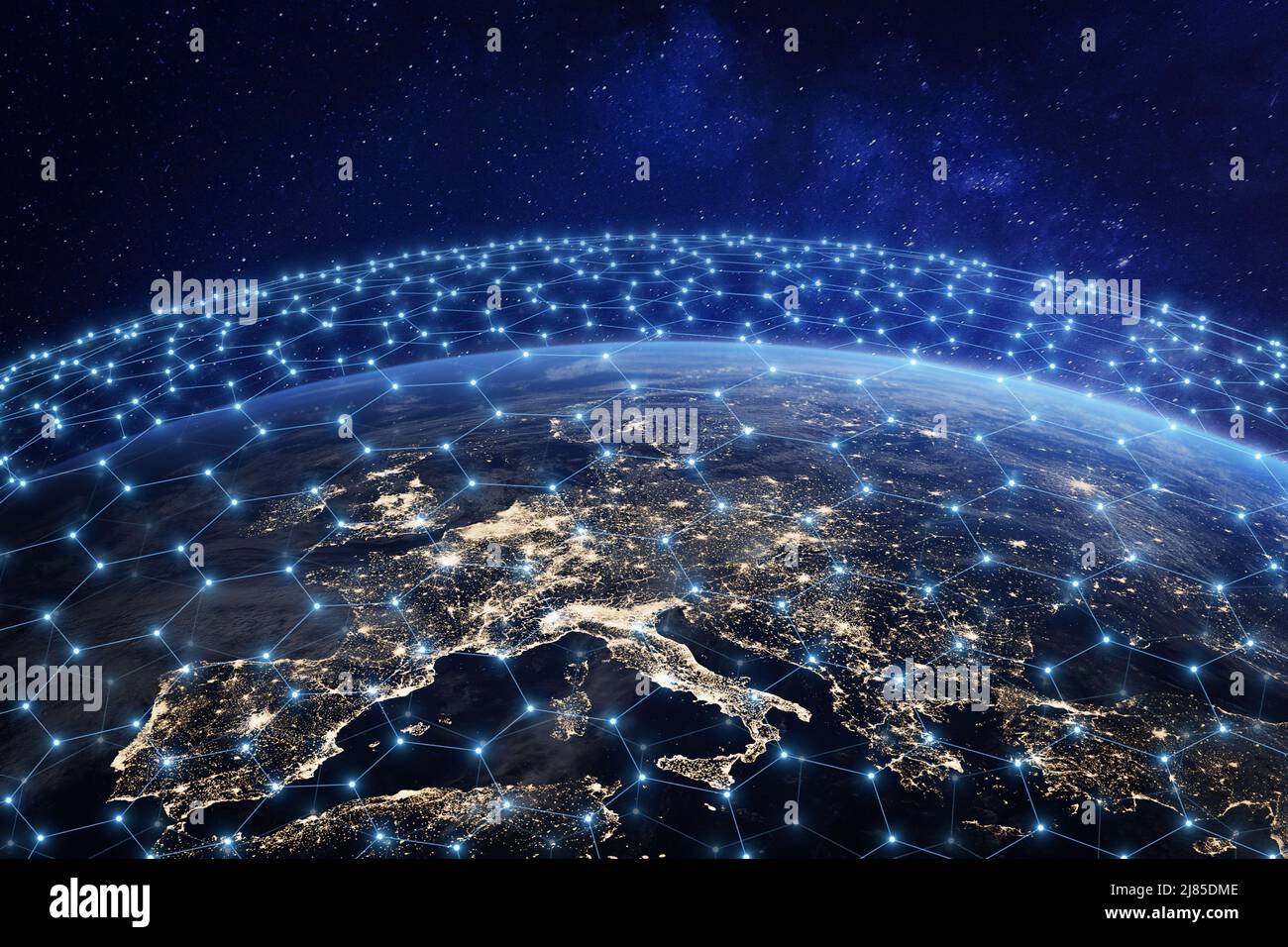 Globales Telekommunikationsnetz über Europa aus dem Weltraum betrachtet. Internet-Anschluss und Satellitenkommunikationstechnik auf der ganzen Welt. Elemente Stockfoto