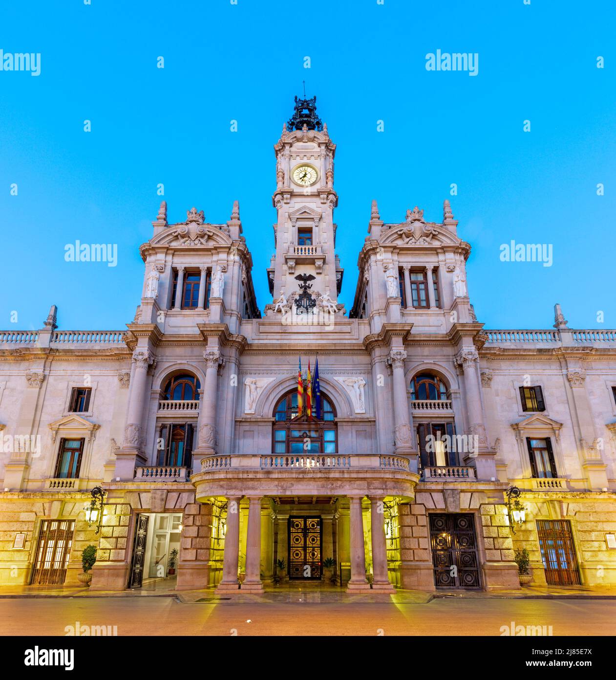 Valenica - das Gebäude Ayuntamiento de Valencia in der Abenddämmerung. Stockfoto