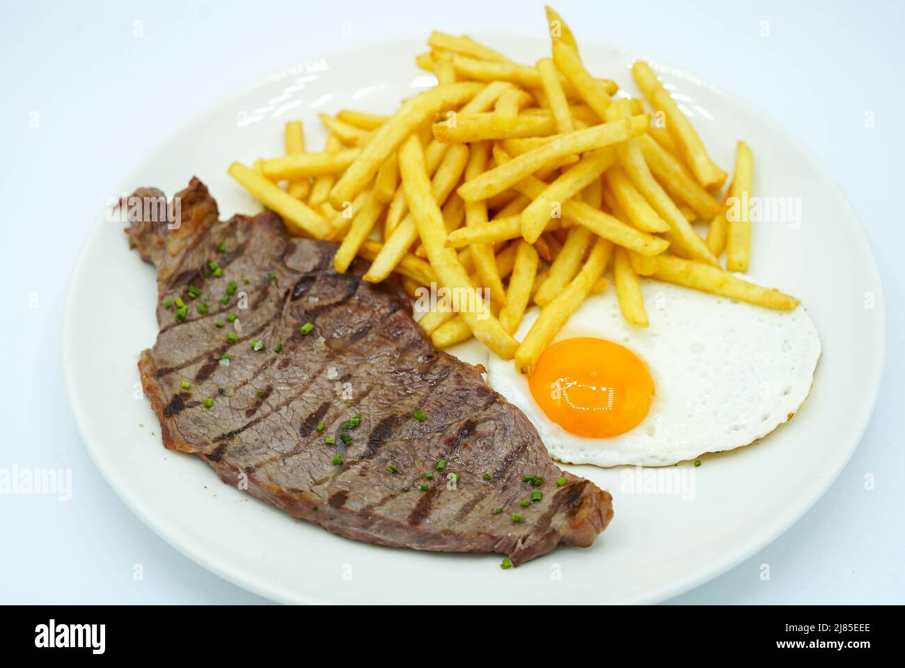Kombinierter Teller mit Schweinelende mit Kartoffeln und Spiegelei Stockfoto