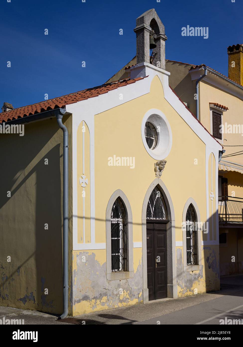 Fassade der Kirche Majka Bozja od zdravlja in Cres (Kroatien), sonniger Tag im Frühling Stockfoto