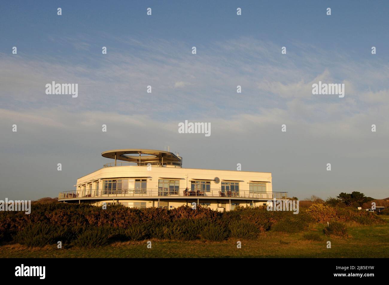 Blick über Gorse Bushes zum Clubhouse, Hayling Golf Club, Hayling Island, Hampshire, England Stockfoto