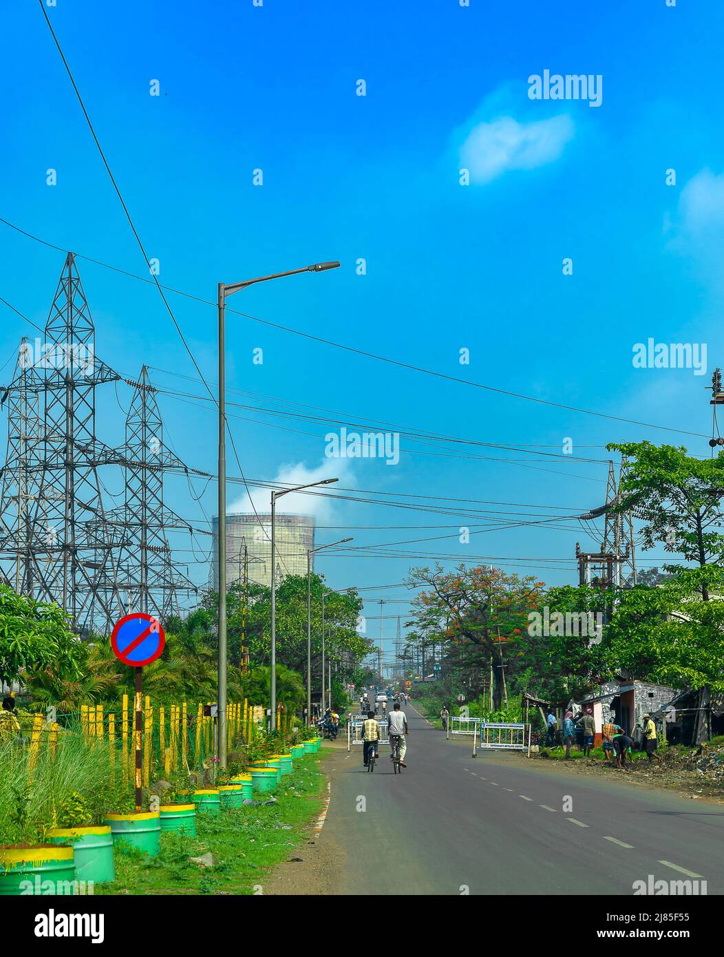 Porträtansicht des Stadtverkehrs mit Blick auf den Factory Cooling Tower. Selektiver Fokus wird verwendet. Stockfoto
