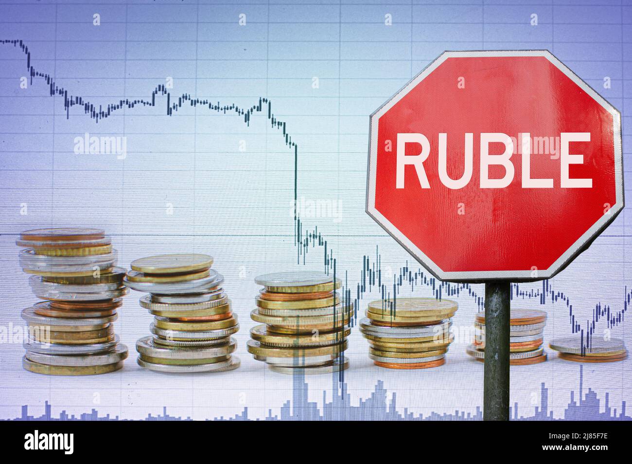 Rubel-Zeichen auf Wirtschaftshintergrund - Grafik und Münzen. Stockfoto