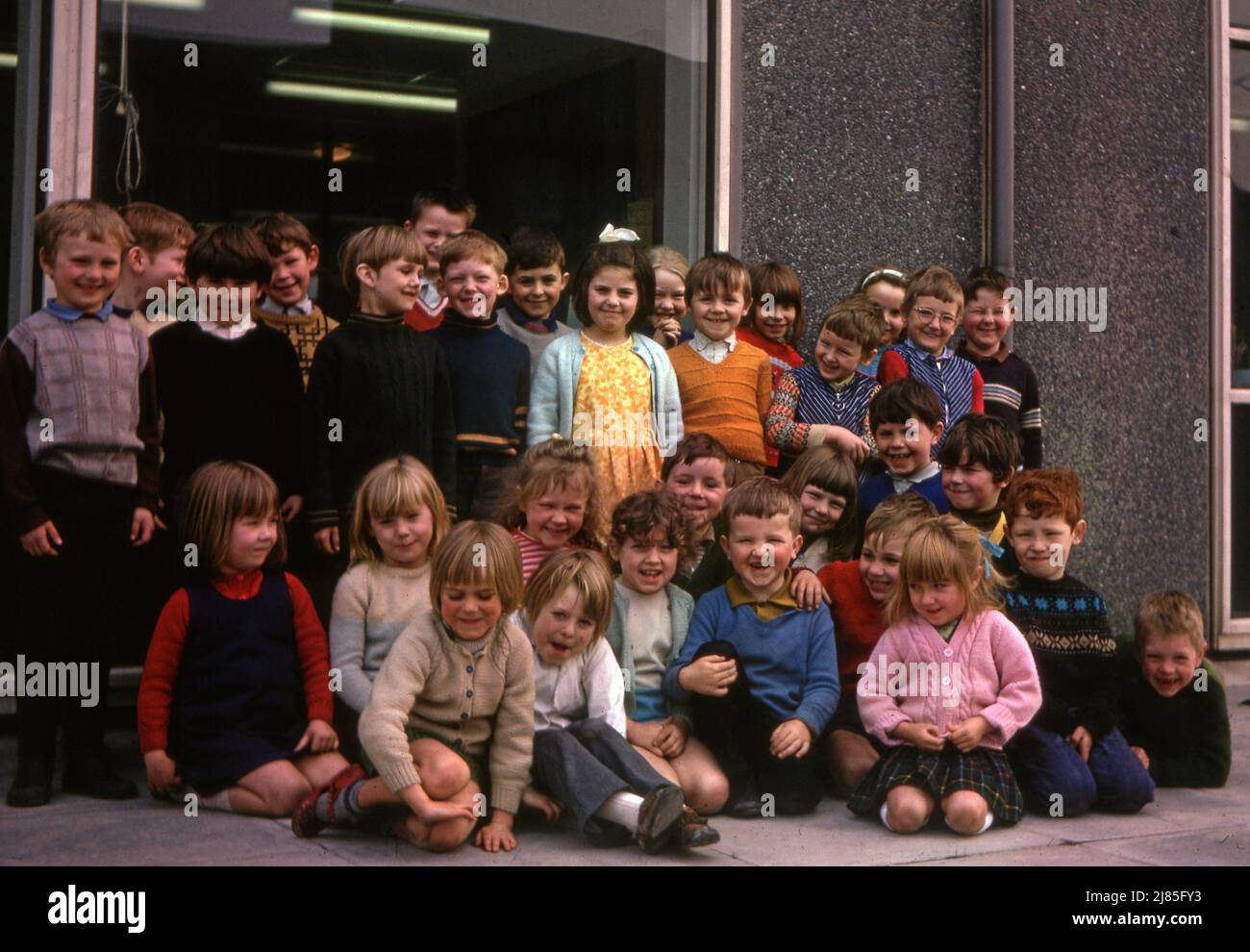 Britisches Schulleben in den 1970er Jahren Kinder posieren 1971 Foto von Tony Henshaw Archive Stockfoto