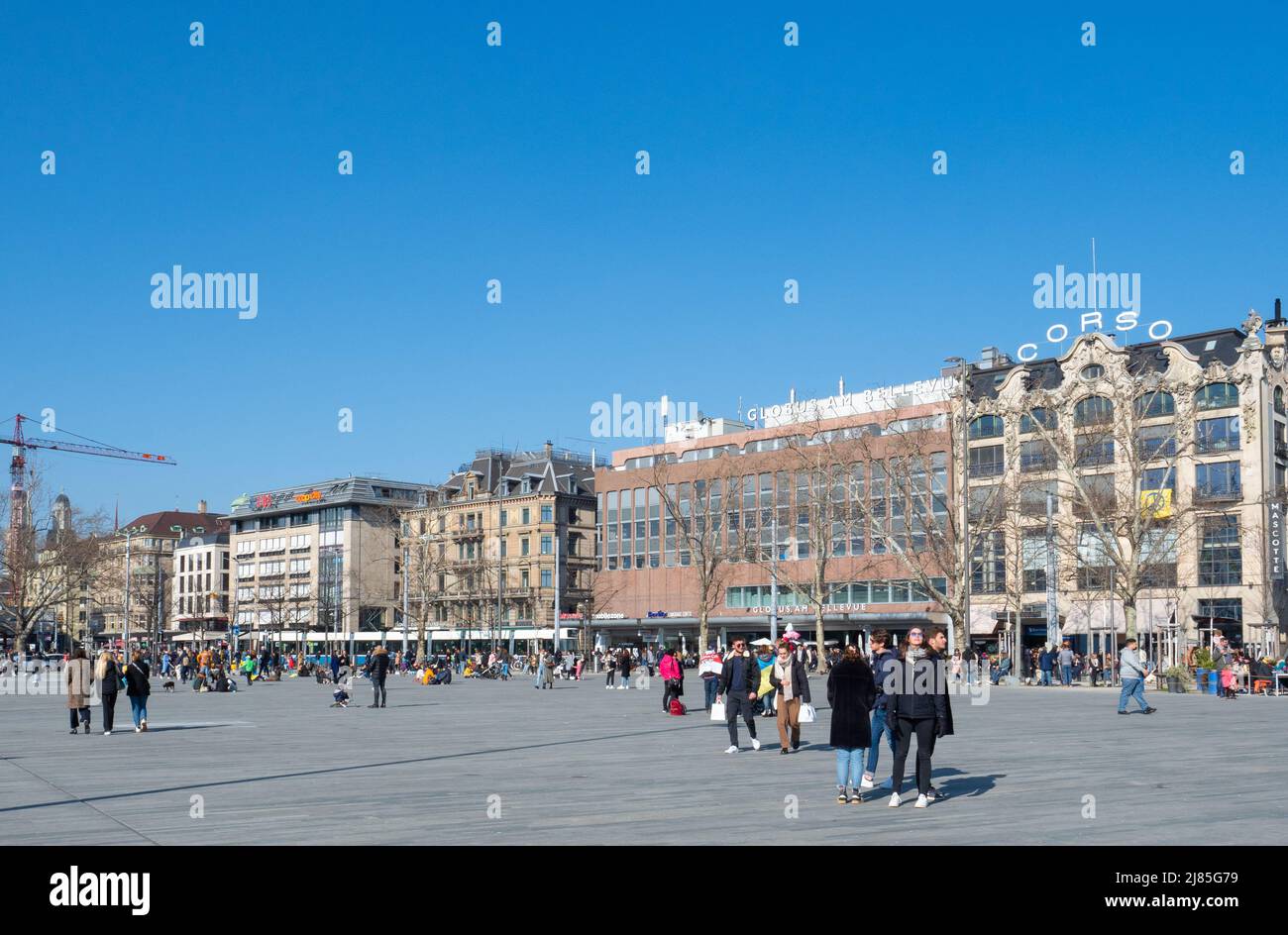 Zürich, Schweiz - März 5. 2022: Berühmter urbaner Platz vor der Oper Stockfoto