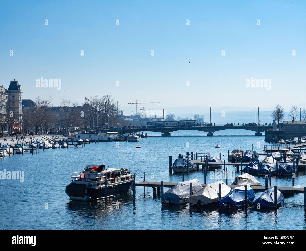 Zürich, Schweiz - 5. 2022. März: Blick entlang der Limmat zur Bellevue-Brücke Stockfoto
