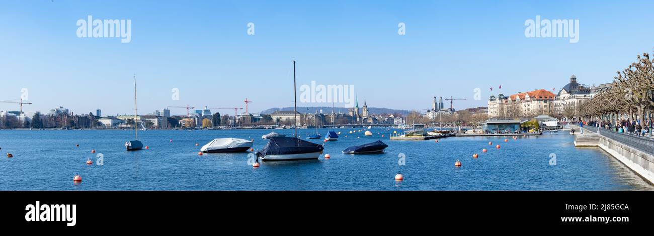 Zürich, Schweiz - März 5. 2022: Blick über den See in Richtung Stadtzentrum Stockfoto