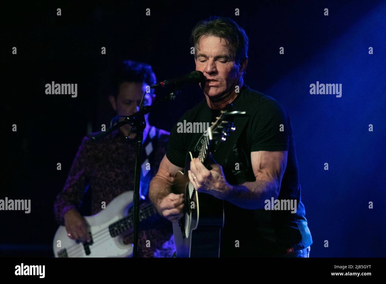 12. Mai 2022, Solana Beach, Kalifornien, USA: Schauspieler und Musiker Dennis Quaid tritt mit seiner Band Dennis Quaid & The Sharks auf. Mr. Quaid ist bekannt für seine Auftritte in einer Vielzahl dramatischer und komödistischer Rollen sowie für eine eklektische Mischung aus Country/Rock/Blues/Volksmusik. (Bild: © Rishi Deka/ZUMA Press Wire) Stockfoto