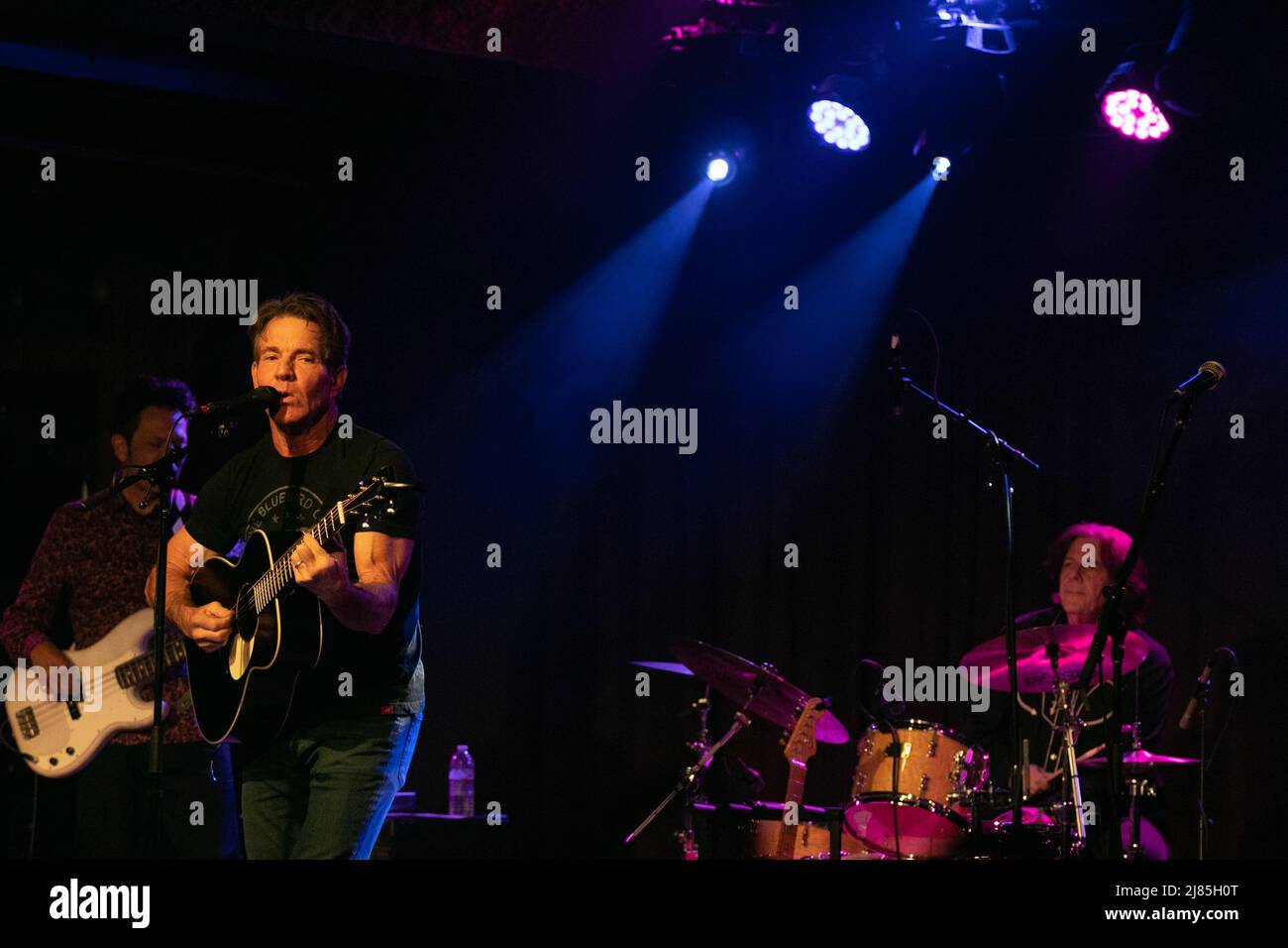 12. Mai 2022, Solana Beach, Kalifornien, USA: Schauspieler und Musiker Dennis Quaid tritt mit seiner Band Dennis Quaid & The Sharks auf. Mr. Quaid ist bekannt für seine Auftritte in einer Vielzahl dramatischer und komödistischer Rollen sowie für eine eklektische Mischung aus Country/Rock/Blues/Volksmusik. (Bild: © Rishi Deka/ZUMA Press Wire) Stockfoto