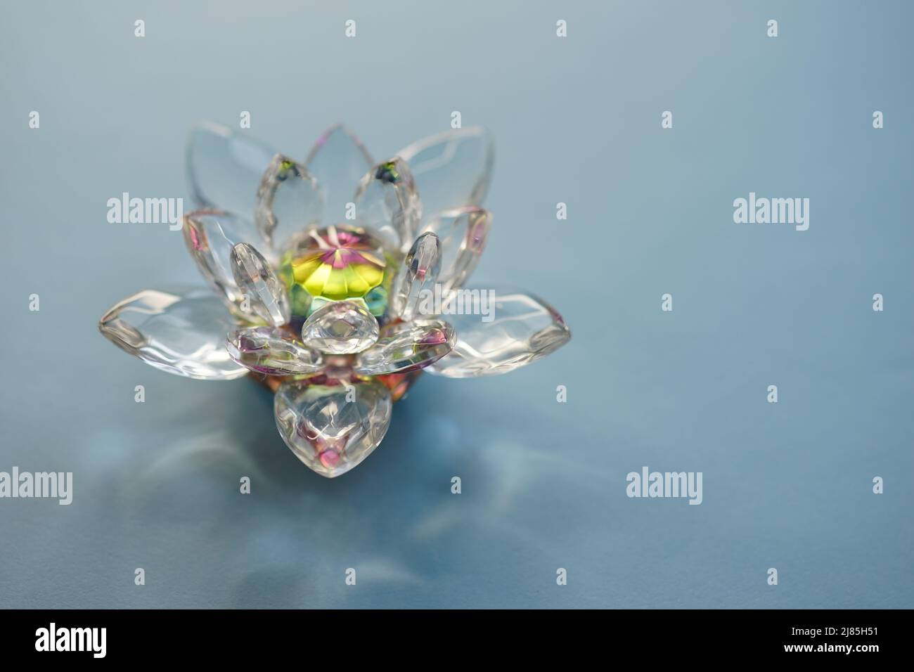 Kristalllotus auf blauem Tisch. Symbol der Liebe und der menschlichen Weisheit. Stockfoto